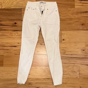 Women's Vineyard Vines High rise skinny White Jeans with frayed hem.